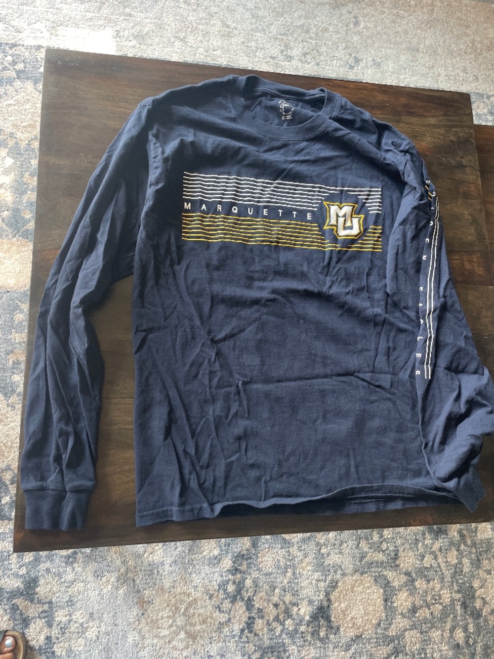 Marquette Golden Eagles Navy Blue Long Sleeve Tee Shirt Men’s Size Large